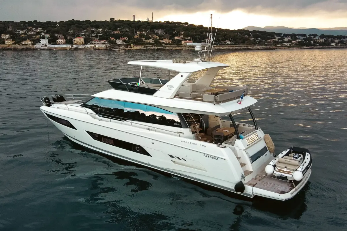 Prestige 680, exterior — Mallorca Yachst Hire, Mallorca. Flybridge sundowners from Illetes to Cap Formentor