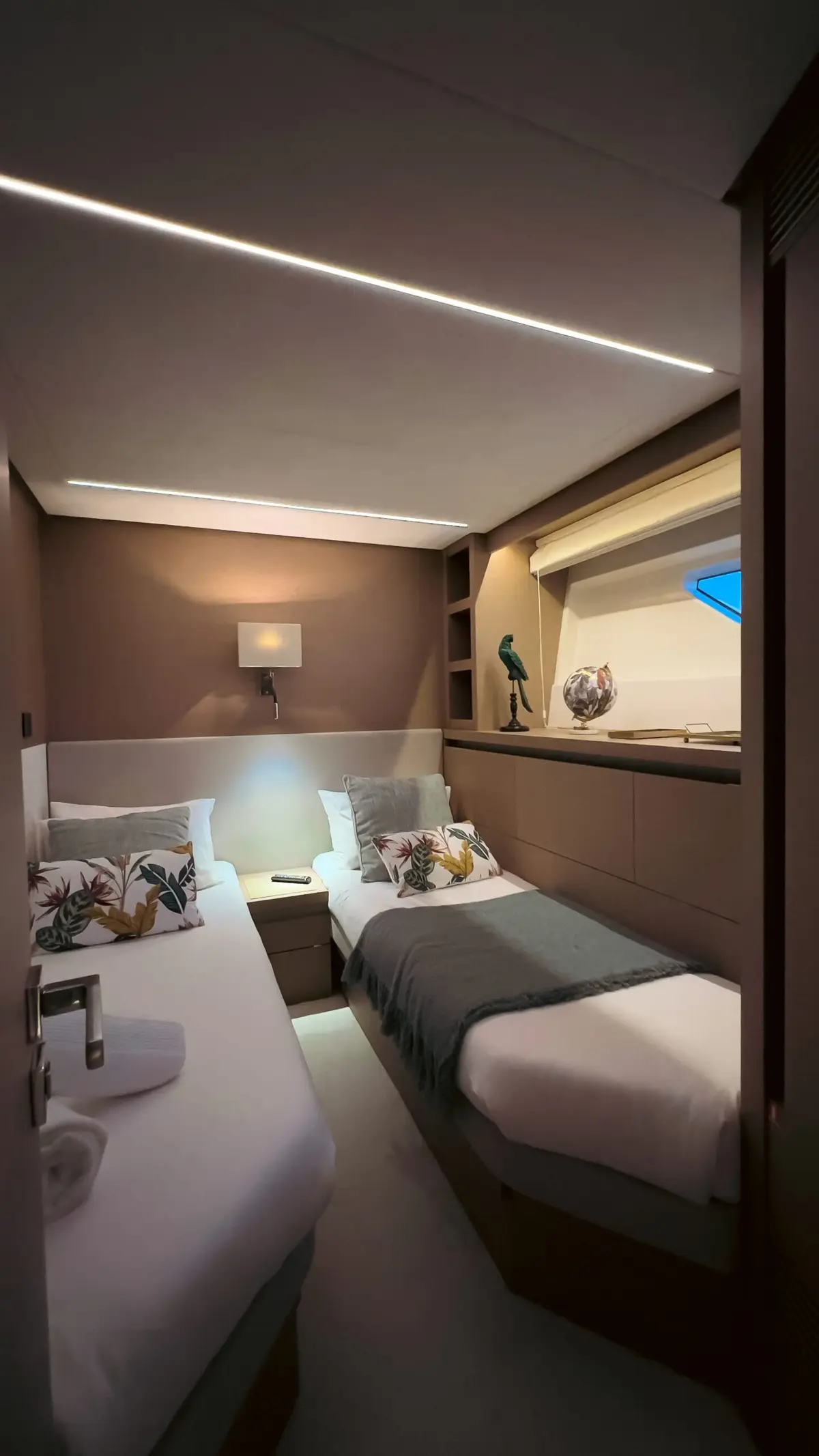 Prestige 680, main deck — Mallorca Yachst Hire, Mallorca. Flybridge sundowners from Illetes to Cap Formentor