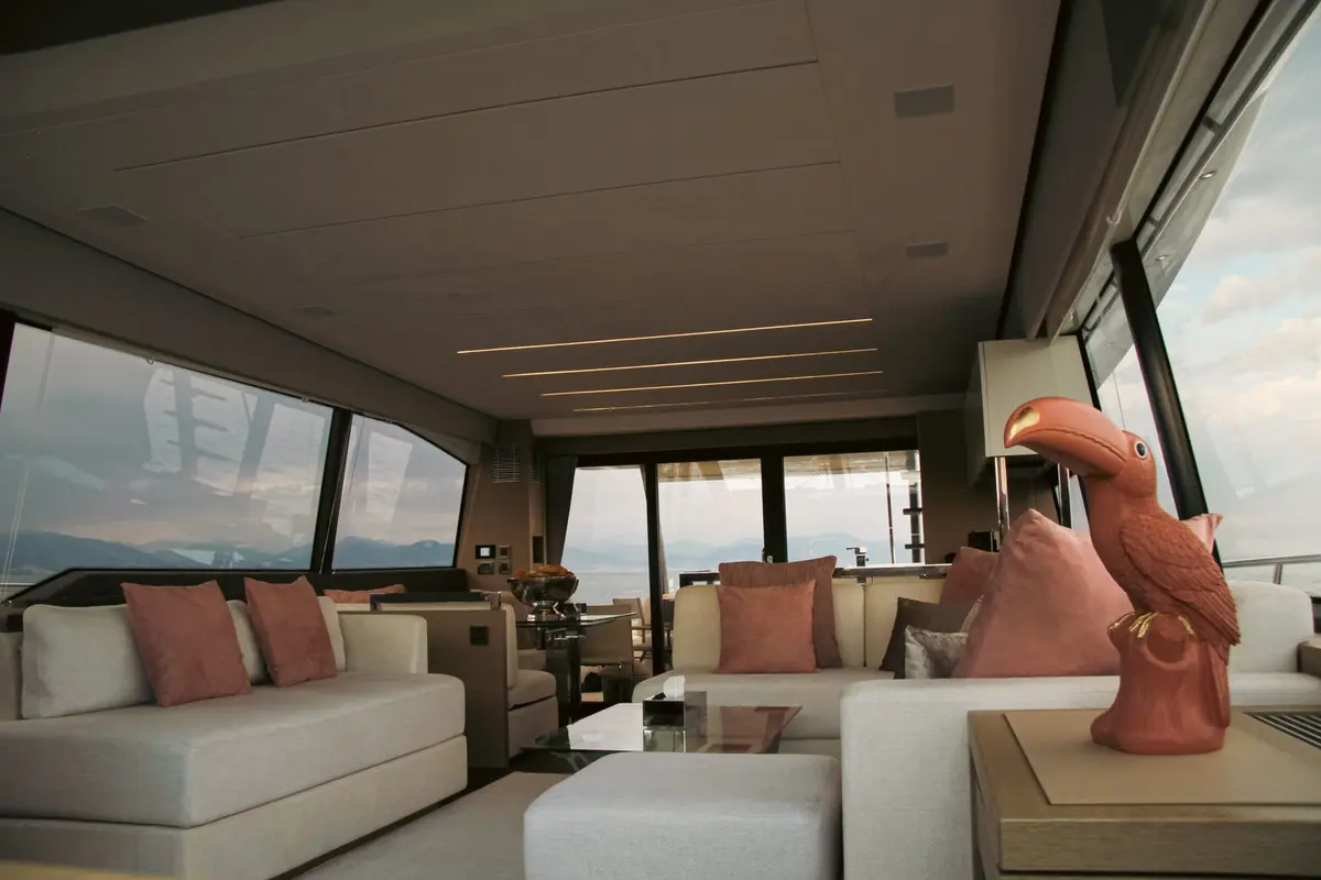 Prestige 680, salon — Mallorca Yachst Hire, Mallorca. Flybridge sundowners from Illetes to Cap Formentor