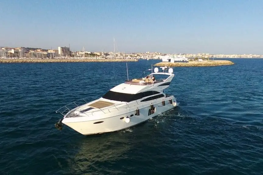 Princess 64 Fly, main deck — Mallorca Yachst Hire, Mallorca. East coast calas by day, sunset flybridge drinks after