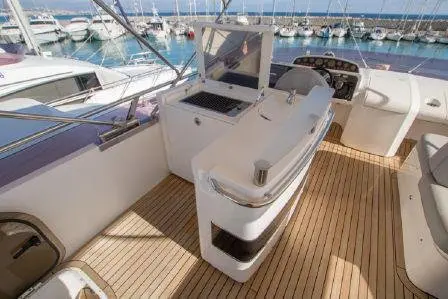Princess 64 Fly, master cabin — Mallorca Yachst Hire, Mallorca. East coast calas by day, sunset flybridge drinks after