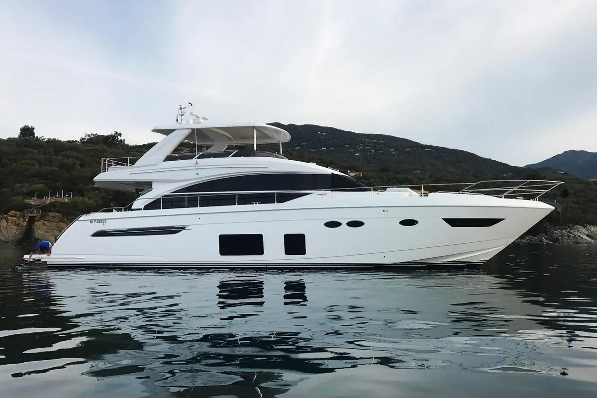 Princess 68 Fly, exterior — Mallorca Yachst Hire, Mallorca. Sunset runs along Illetes, flybridge open to the sky