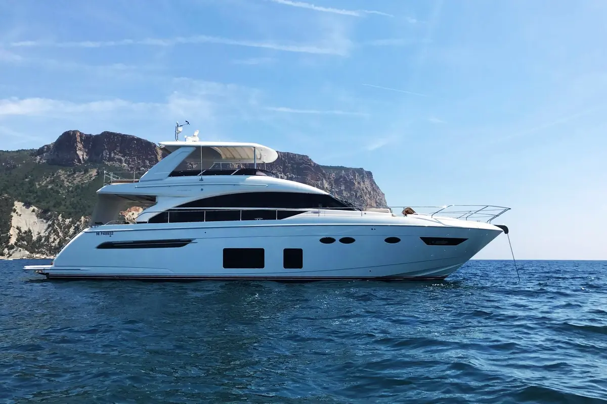 Princess 68 Fly, salon — Mallorca Yachst Hire, Mallorca. Sunset runs along Illetes, flybridge open to the sky