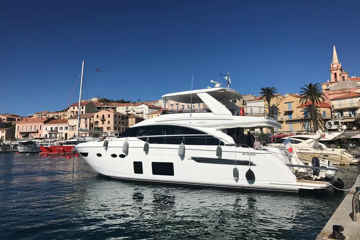 Princess 68 Fly, master cabin — Mallorca Yachst Hire, Mallorca. Sunset runs along Illetes, flybridge open to the sky