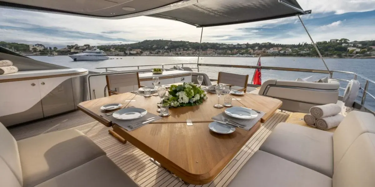 Princess Y80, flybridge — Mallorca Yachst Hire, Mallorca. Sport-yacht speed for sunset runs to Illetes