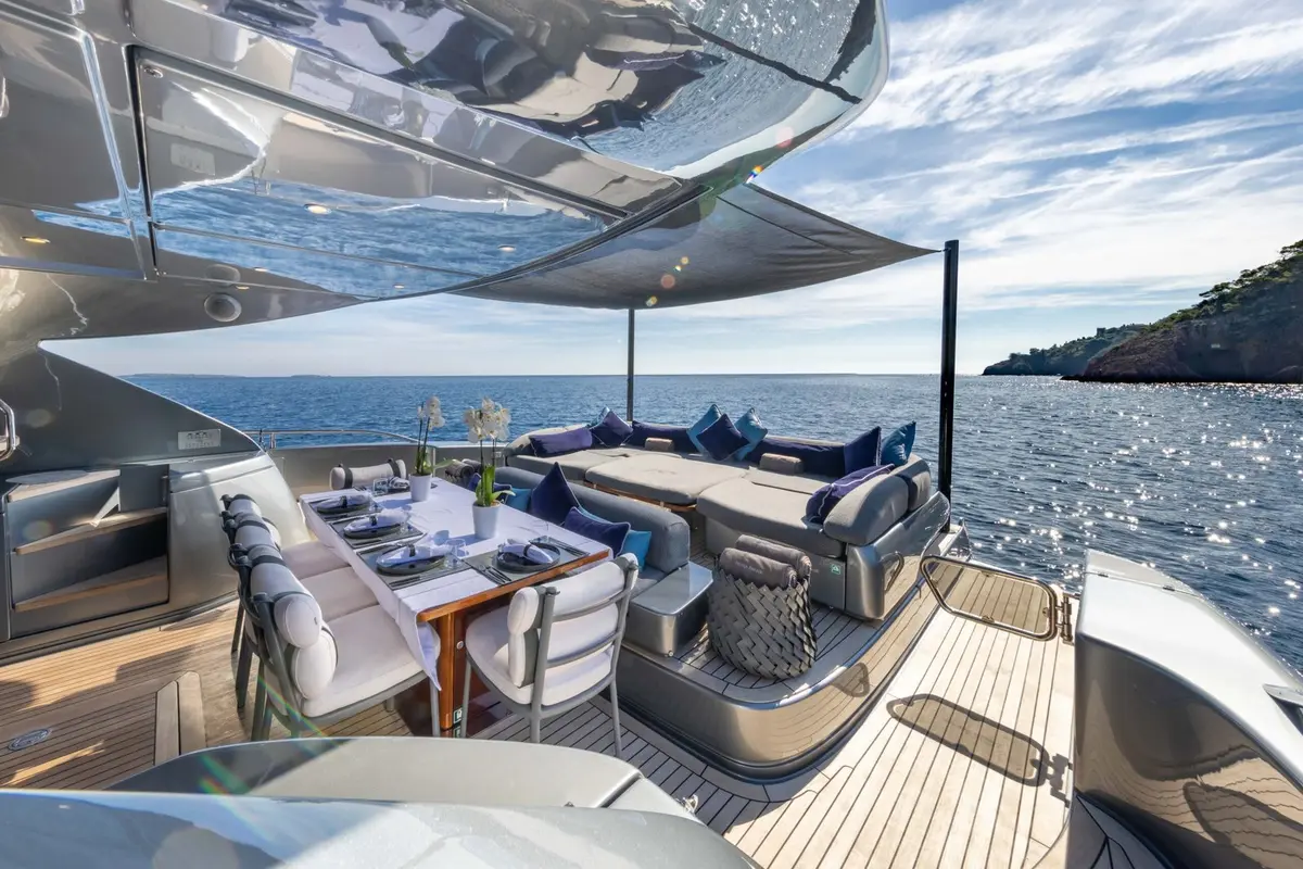 Riva 86 Domino, flybridge — Mallorca Yachst Hire, Mallorca. Sleek Italian lines for Bay of Palma sunset runs
