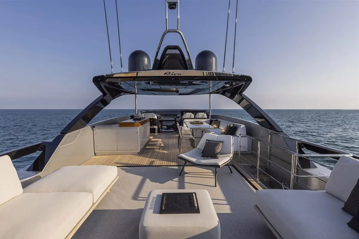 Riva 90, flybridge — Mallorca Yachst Hire, Mallorca. Sleek Italian lines for sunset runs to Illetes