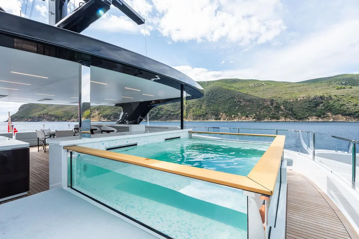 M, flybridge — Mallorca Yachst Hire, Mallorca. Wide decks, slow mornings beneath Formentor's cliffs