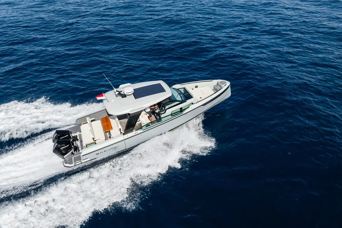 Saxdor 320, salon — Mallorca Yachst Hire, Mallorca. Fast Bay of Palma runs to Illetes by afternoon