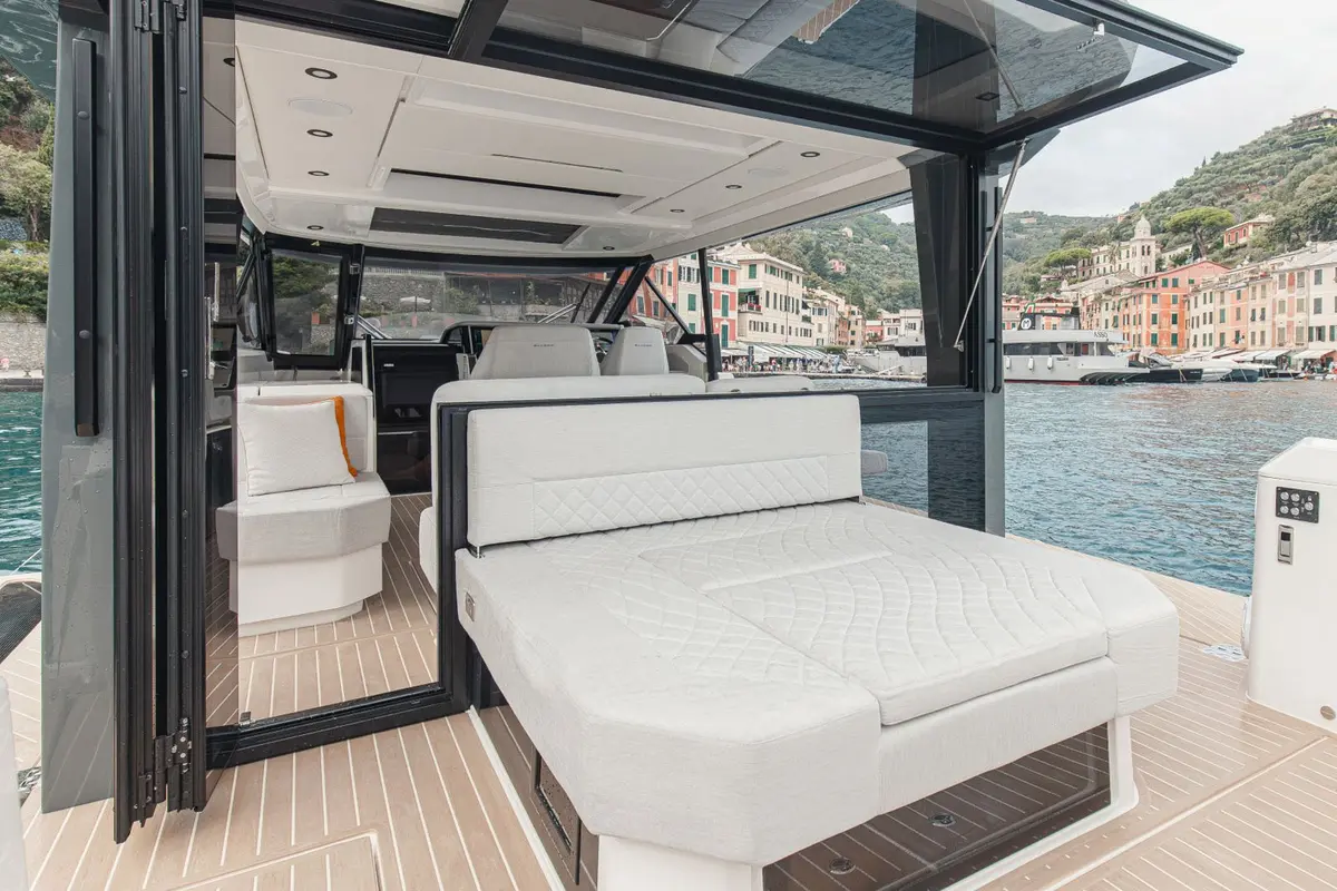 Saxdor 400 GTO, flybridge — Mallorca Yachst Hire, Mallorca. Fast hops to Palma Bay's quiet coves