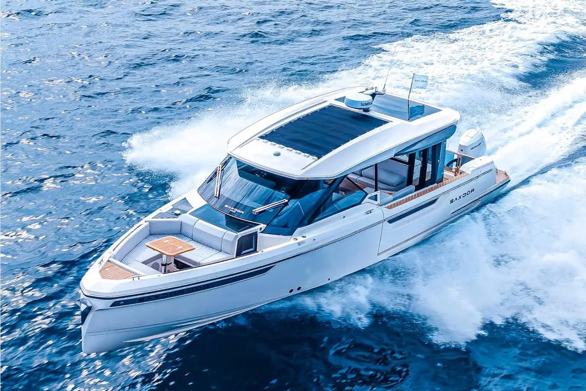 Saxdor 400 GTO, main deck — Mallorca Yachst Hire, Mallorca. Swift days along Palma Bay's sunlit coves