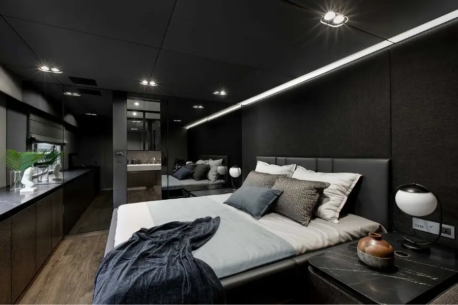 Sunreef 80, aft deck — Mallorca Yachst Hire, Mallorca. Wide, stable decks for shallow cala mornings