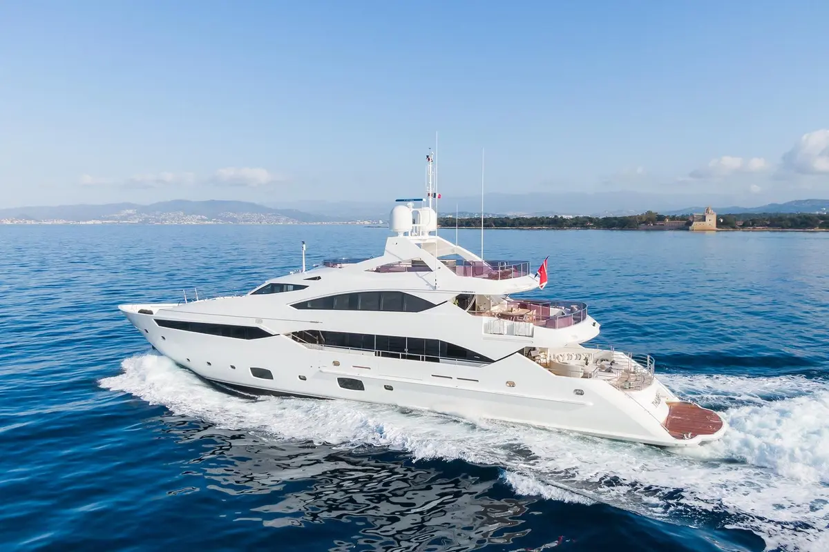 Thumper, master cabin — Mallorca Yachst Hire, Mallorca. Forty metres of pace toward Formentor's dusk light
