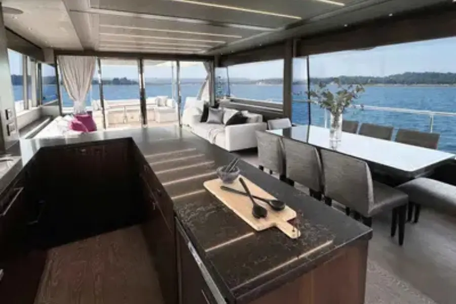 Sunseeker 76, salon — Mallorca Yachst Hire, Mallorca. East coast cala hopping at open-throttle pace