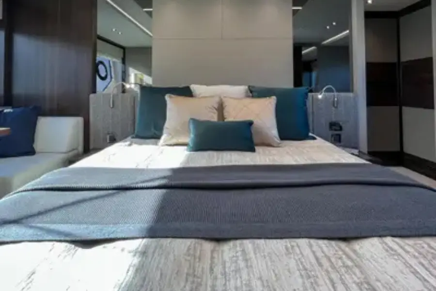 Sunseeker 76, master cabin — Mallorca Yachst Hire, Mallorca. East coast cala hopping at open-throttle pace