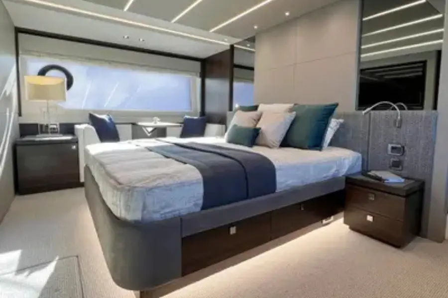 Sunseeker 76, flybridge — Mallorca Yachst Hire, Mallorca. East coast cala hopping at open-throttle pace