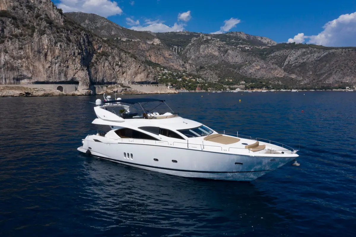 Sunseeker 82, main deck — Mallorca Yachst Hire, Mallorca. Fast lines to Cap Formentor before sunset