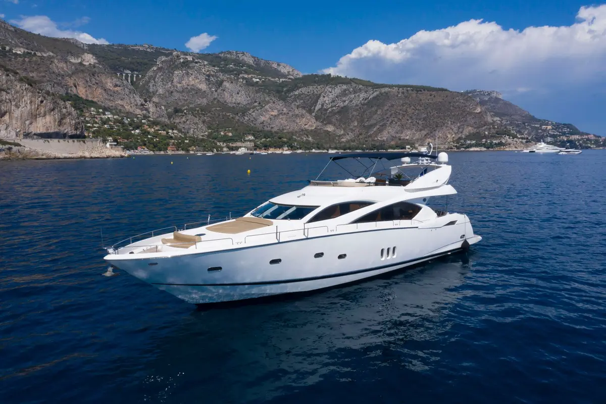 Sunseeker 82, salon — Mallorca Yachst Hire, Mallorca. Fast lines to Cap Formentor before sunset