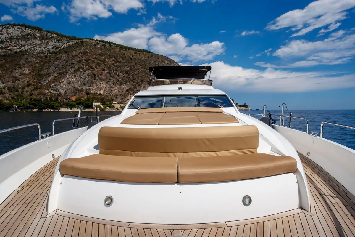 Sunseeker 82, master cabin — Mallorca Yachst Hire, Mallorca. Fast lines to Cap Formentor before sunset