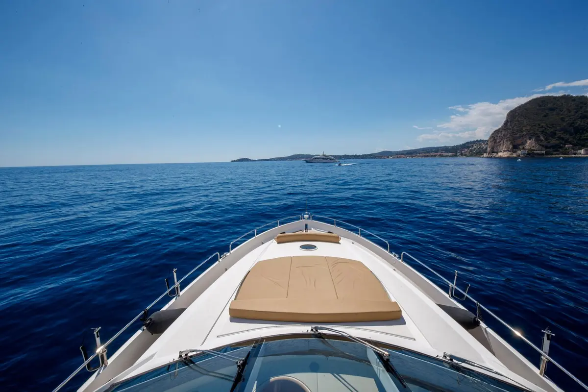 Sunseeker 82, flybridge — Mallorca Yachst Hire, Mallorca. Fast lines to Cap Formentor before sunset