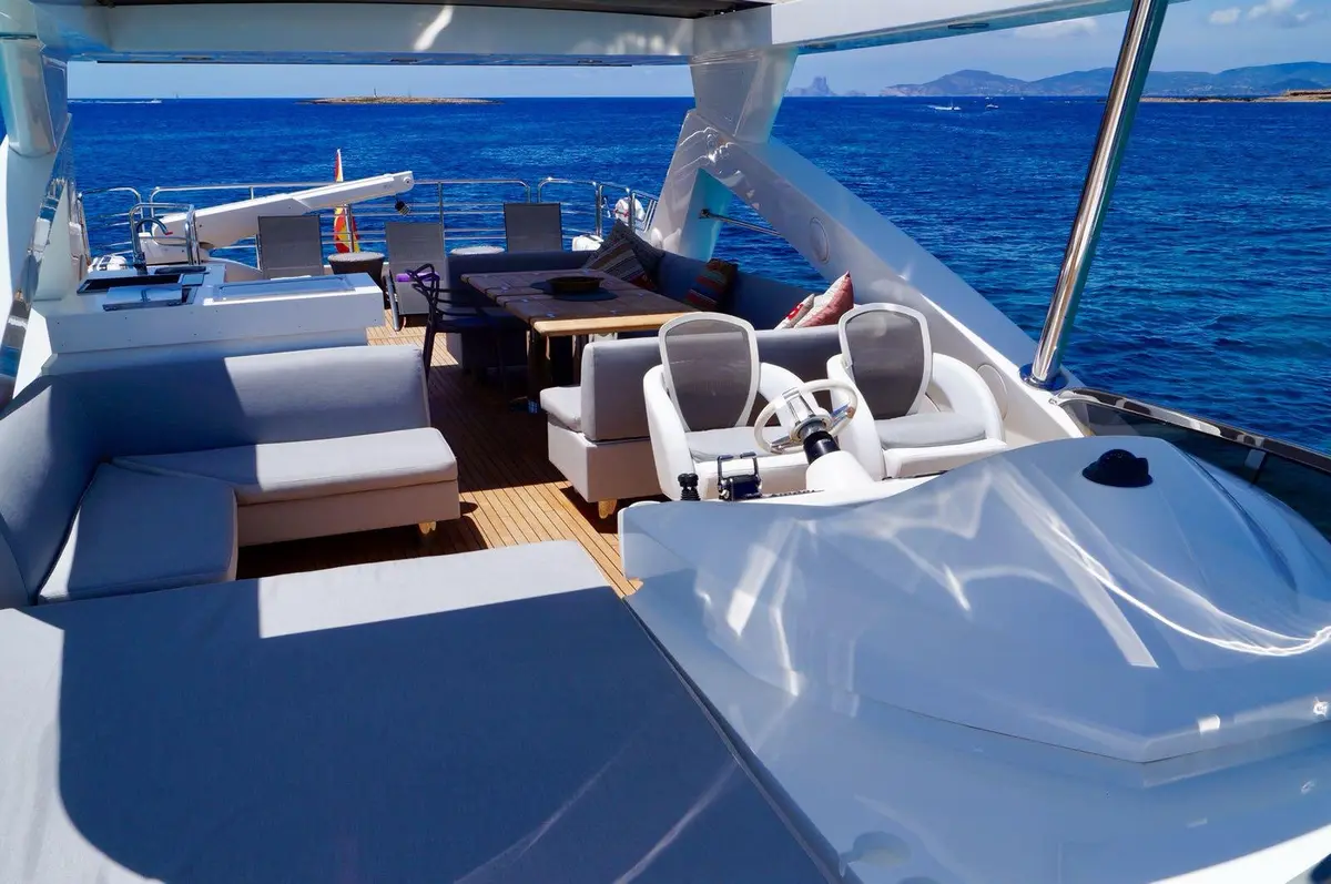 Sunseeker 88, salon — Mallorca Yachst Hire, Mallorca. Sunset runs from Portals to Illetes, twelve aboard