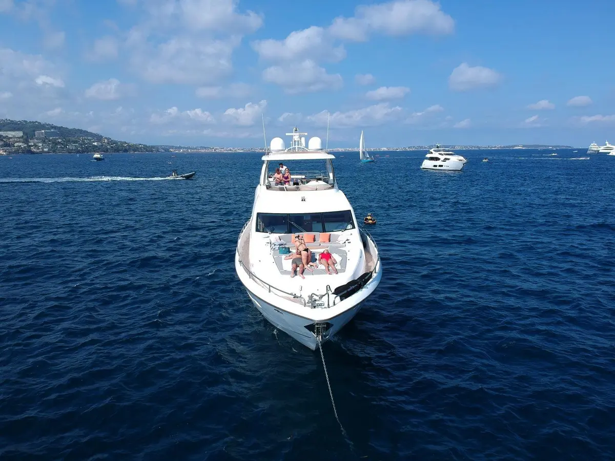 Sunseeker 88, master cabin — Mallorca Yachst Hire, Mallorca. Sunset runs from Portals to Illetes, twelve aboard