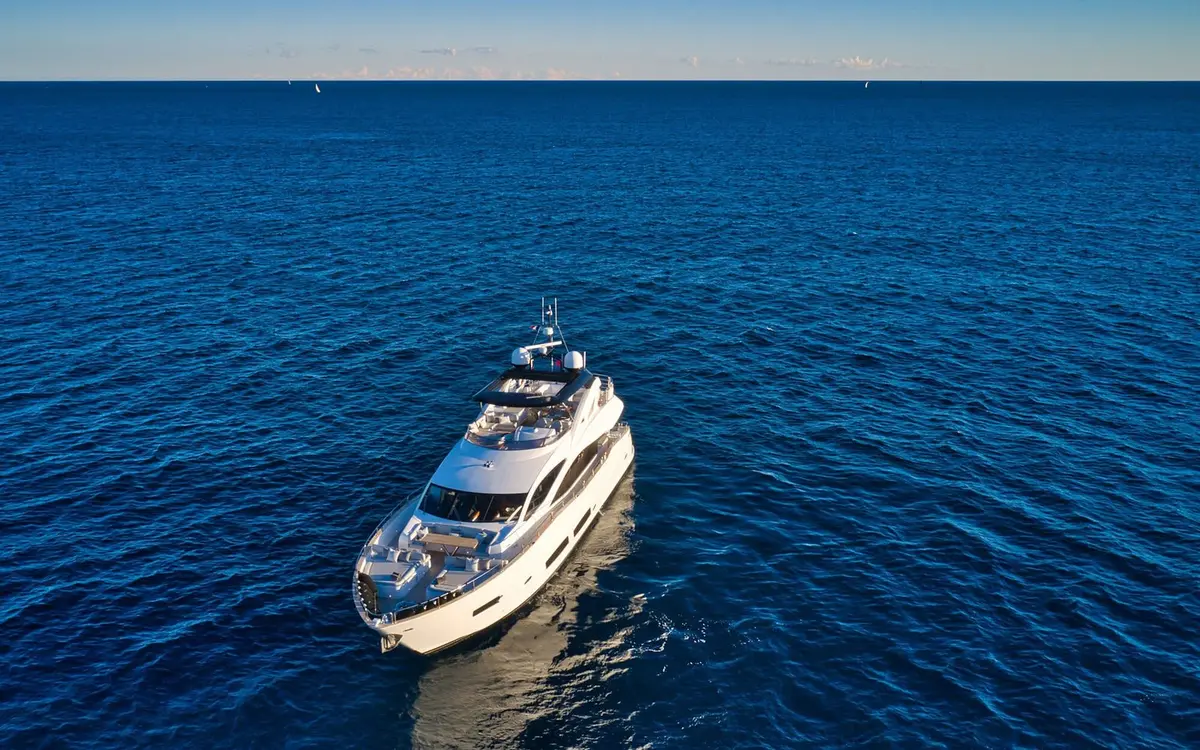 Sunseeker 90, salon — Mallorca Yachst Hire, Mallorca. Twenty-eight metres of open deck toward Cap Formentor