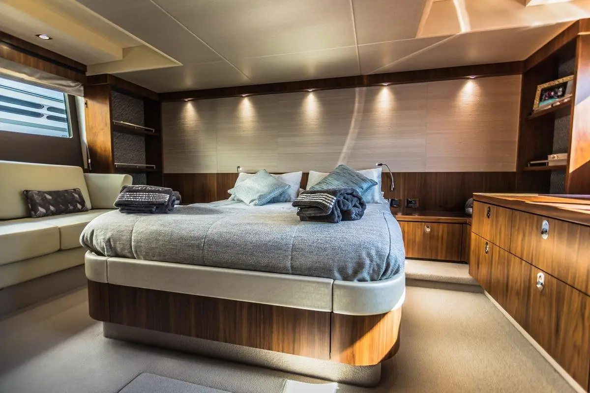 Manhattan 65, main deck — Mallorca Yachst Hire, Mallorca. Flybridge ease for sunset runs toward Illetes