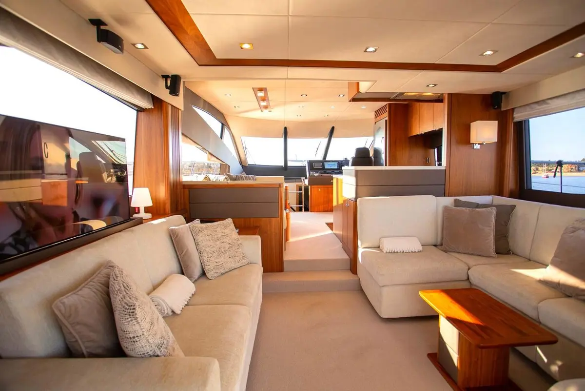 Manhattan 65, aft deck — Mallorca Yachst Hire, Mallorca. Flybridge ease for sunset runs toward Illetes