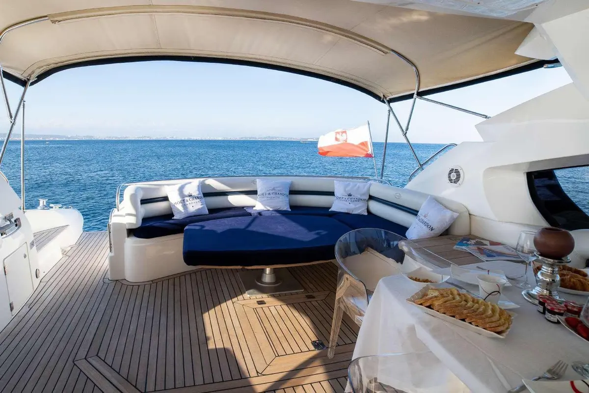 Sunseeker Predator 68, salon — Mallorca Yachst Hire, Mallorca. Fast runs to Illetes before the sun peaks