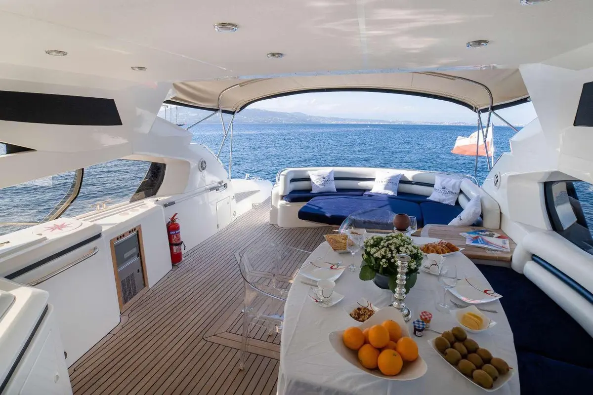 Sunseeker Predator 68, master cabin — Mallorca Yachst Hire, Mallorca. Fast runs to Illetes before the sun peaks