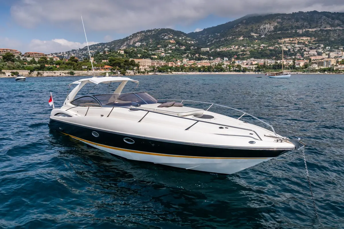 Superhawk 34, salon — Mallorca Yachst Hire, Mallorca. Fast coastal runs to Illetes before lunch