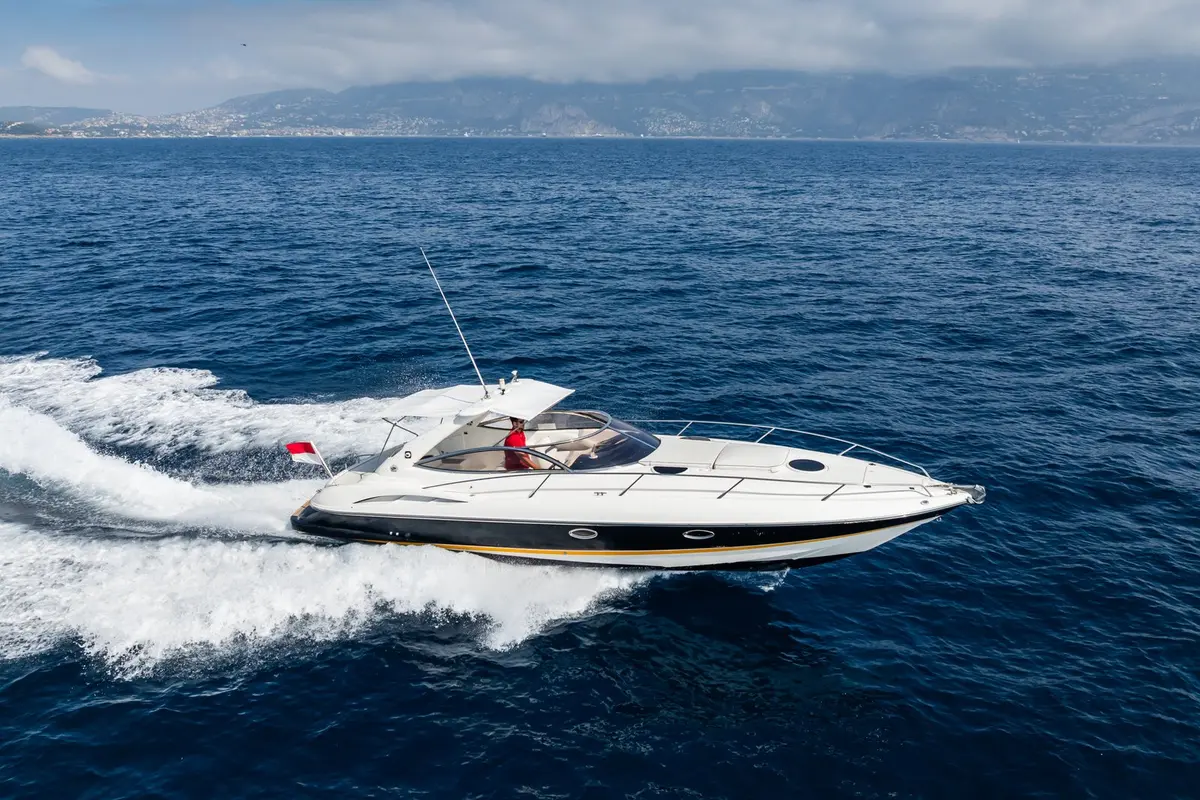 Superhawk 34, flybridge — Mallorca Yachst Hire, Mallorca. Fast coastal runs to Illetes before lunch