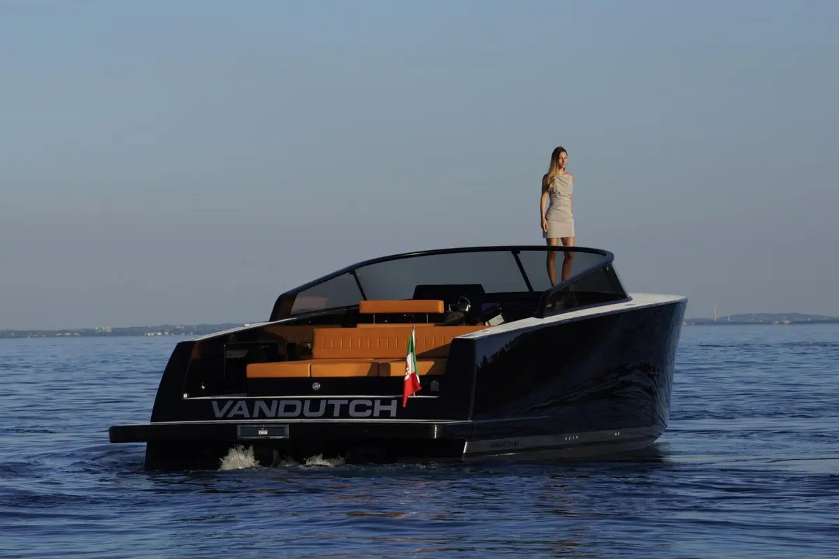 Vandutch 40, main deck — Mallorca Yachst Hire, Mallorca. Sleek open-deck cruising for sunset runs along Illetes