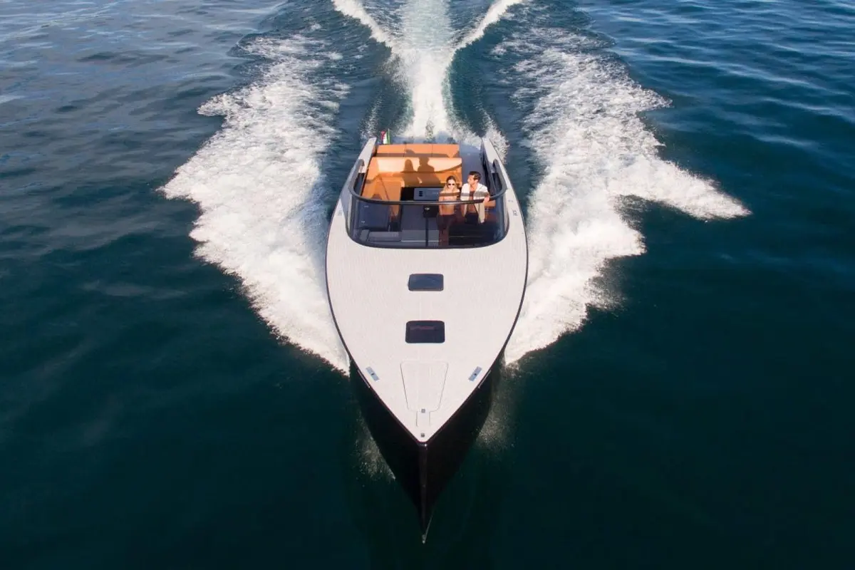 Vandutch 40, aft deck — Mallorca Yachst Hire, Mallorca. Sleek open-deck cruising for sunset runs along Illetes