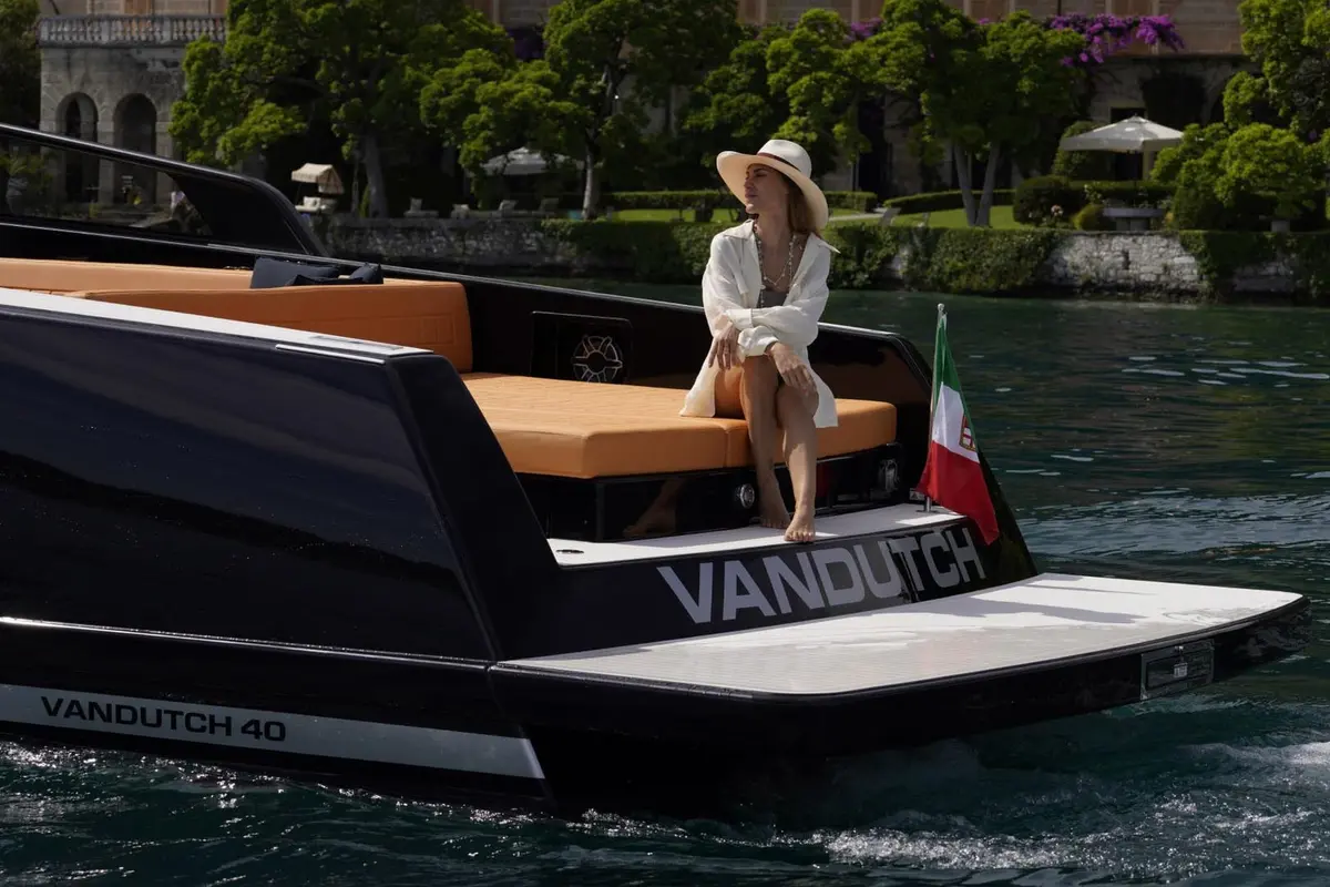 Vandutch 40, salon — Mallorca Yachst Hire, Mallorca. Sleek open-deck cruising for sunset runs along Illetes