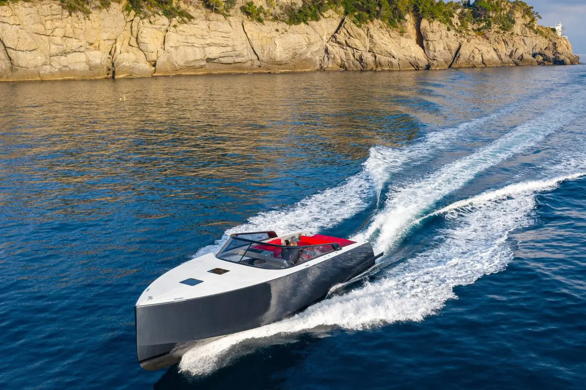 Vandutch 48, aft deck — Mallorca Yachst Hire, Mallorca. Sleek open decks for Bay of Palma sunset runs