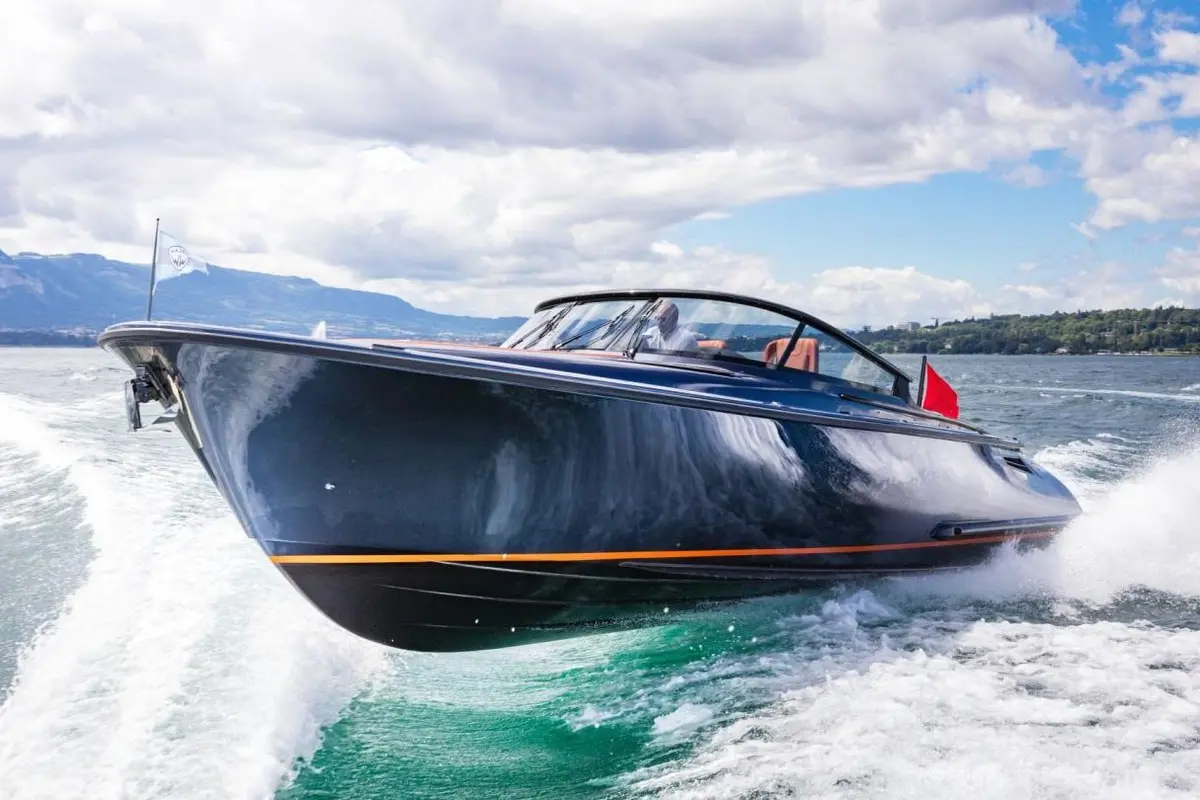 Wajer 38, salon — Mallorca Yachst Hire, Mallorca. Sleek day-boat runs from Portals to Illetes