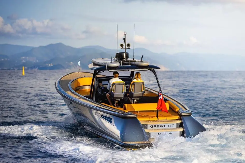 Wajer 38S, salon — Mallorca Yachst Hire, Mallorca. Swift day runs to Illetes, coves included
